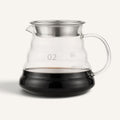 BrewCups markalı, paslanmaz çelik kapaklı ve 500 ml kapasiteli şık borosilikat cam kahve demleme sürahisi.