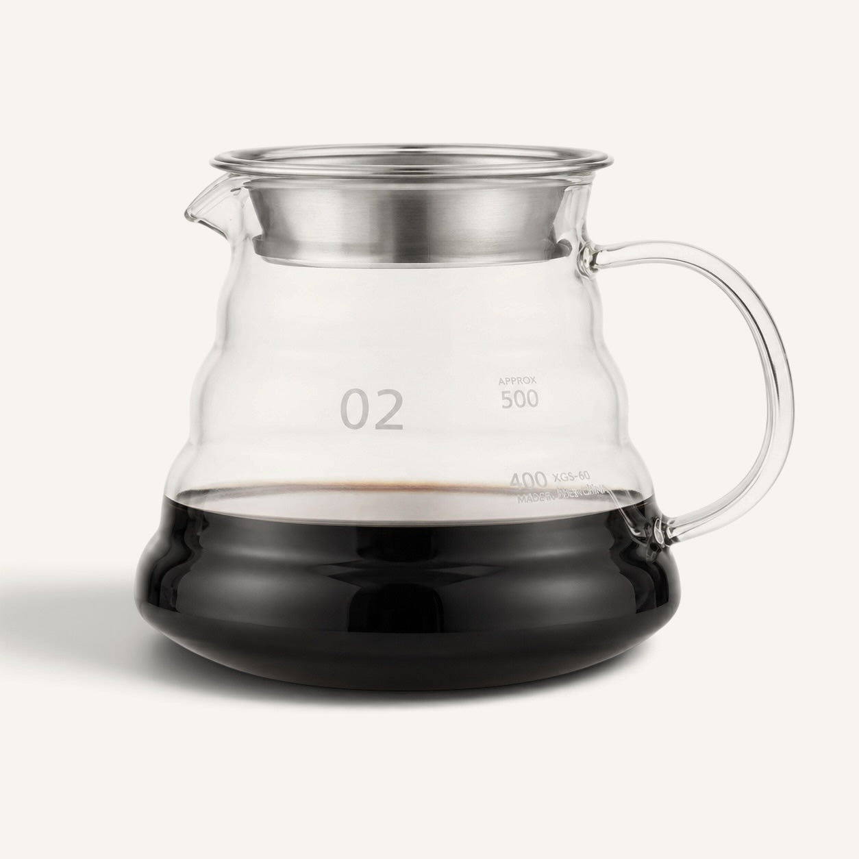 BrewCups markalı, paslanmaz çelik kapaklı ve 500 ml kapasiteli şık borosilikat cam kahve demleme sürahisi.