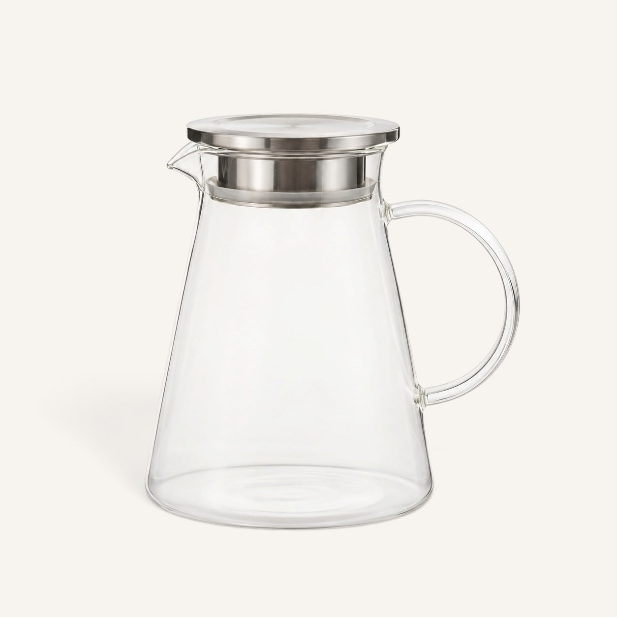 BrewCups marka, paslanmaz çelik kapaklı, şeffaf borosilikat camdan üretilmiş modern kahve demleme sürahisi.