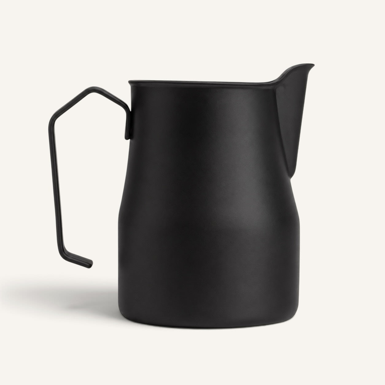 BrewCups mat siyah paslanmaz çelik süt köpürtme ve kahve demleme sürahisi, ergonomik saplı modern tasarım.