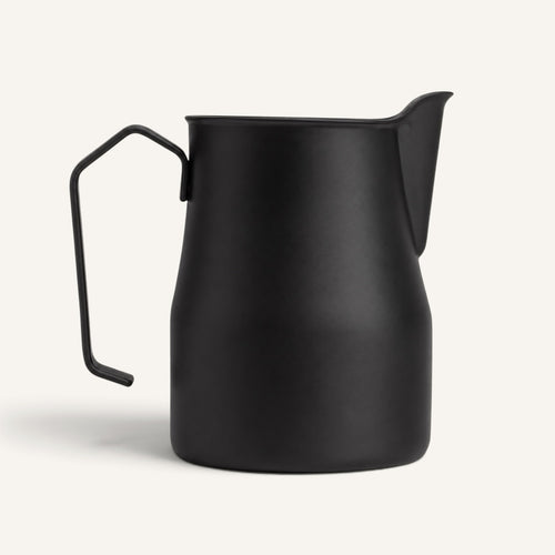 BrewCups mat siyah paslanmaz çelik süt köpürtme ve kahve demleme sürahisi, ergonomik saplı modern tasarım.