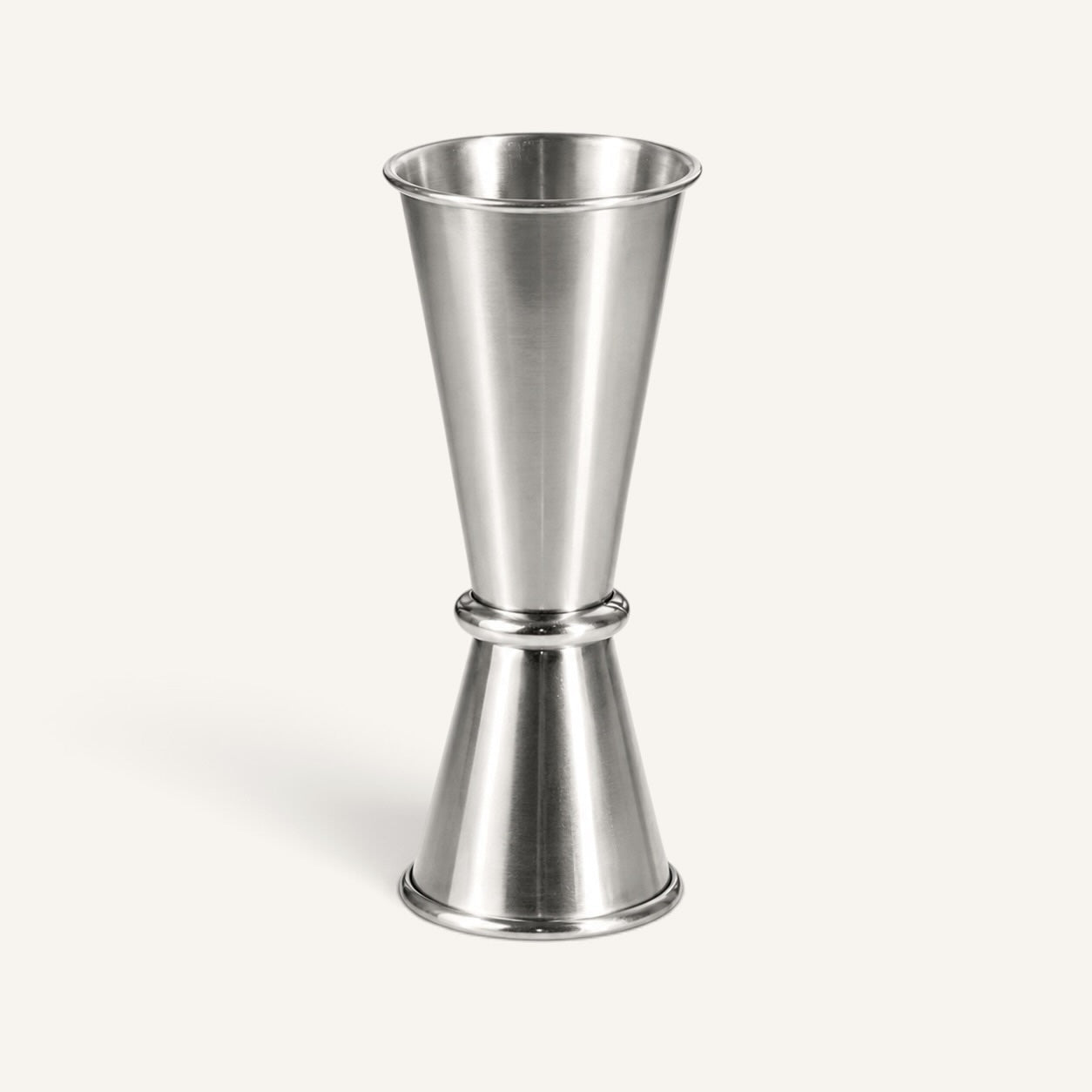 BrewCups paslanmaz çelikten üretilmiş, hassas ölçüm sağlayan şık ve dayanıklı baristalar için kahve ölçüm kabı