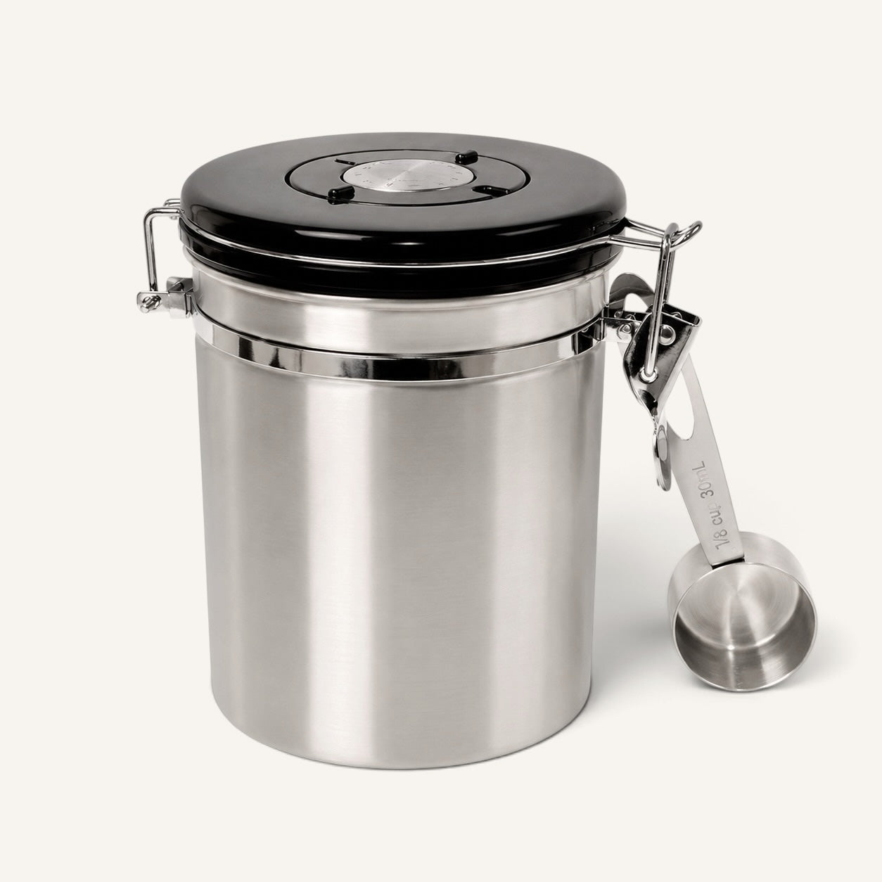 BrewCups paslanmaz çelik kahve saklama kabı, siyah kapaklı, tarih göstergeli ve ölçü kaşıklı modern mutfak aksesuarı.