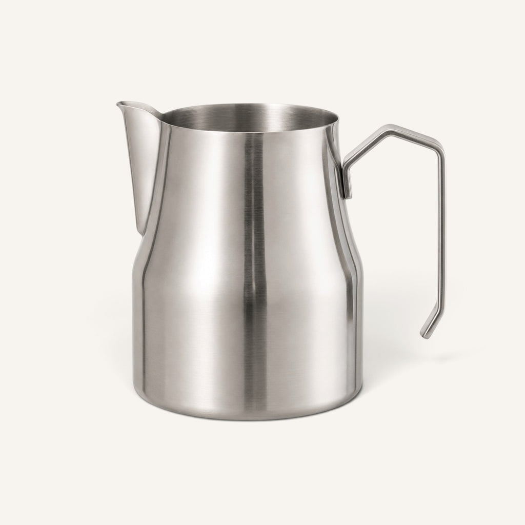 BrewCups paslanmaz çelik süt köpürtme sürahisi, modern ve ergonomik tasarımlı barista ekipmanı.