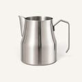 BrewCups paslanmaz çelik süt köpürtme sürahisi, modern ve ergonomik tasarımlı barista ekipmanı.
