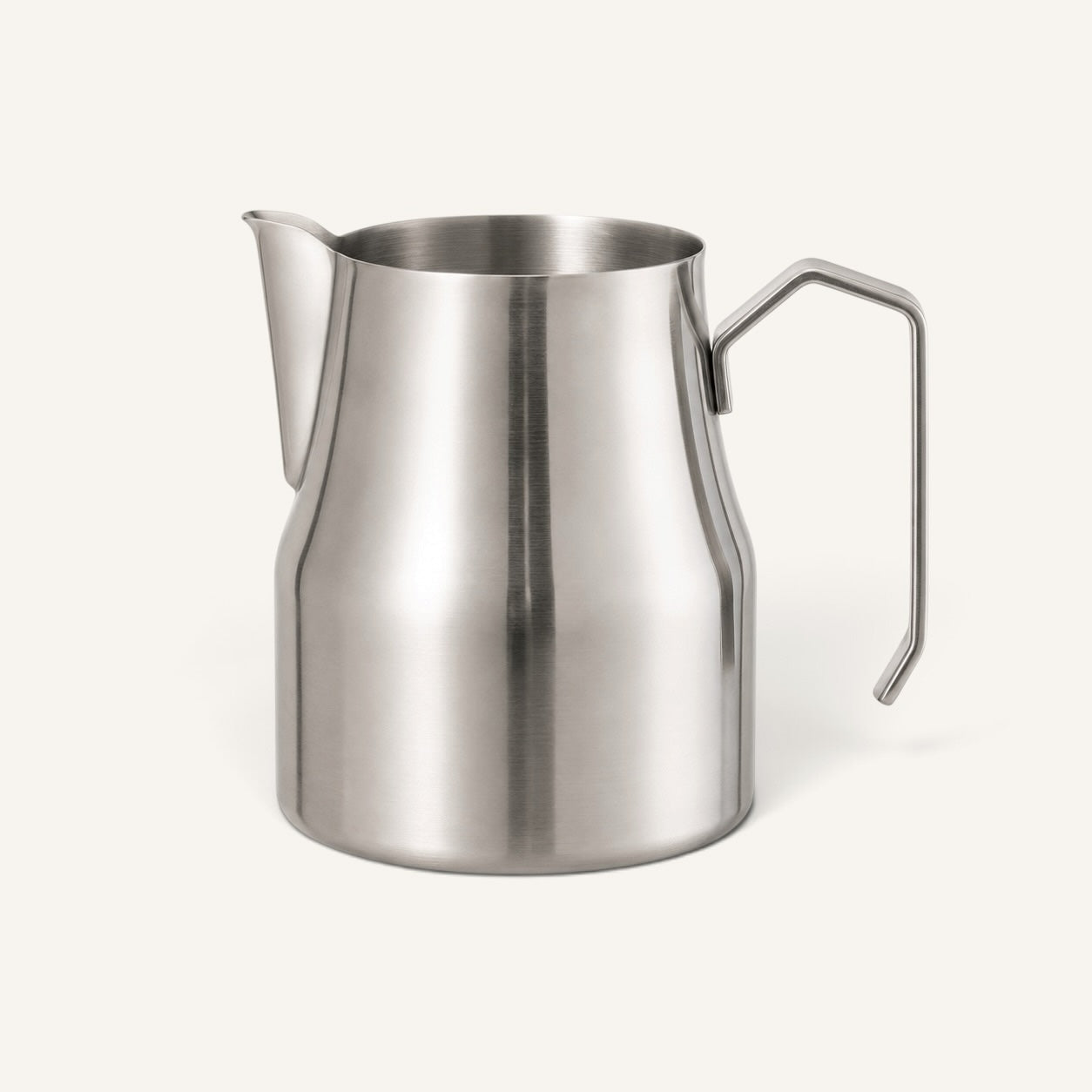 BrewCups paslanmaz çelik süt köpürtme sürahisi, modern ve ergonomik tasarımlı barista ekipmanı.
