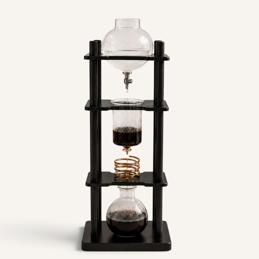 BrewCups marka siyah ahşap standlı, borosilikat camdan üretilmiş şık ve modern soğuk demleme kahve makinesi.