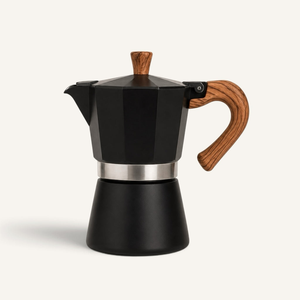 BrewCups siyah metal moka pot, ahşap görünümlü sap ve kapak detayı ile modern kahve demleme ekipmanı.